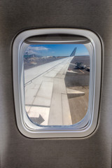  aile &agrave; travers hublot d'avion 