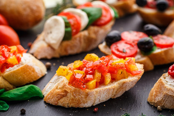 Bruschetta with chopped tomatoes, herbs and oil