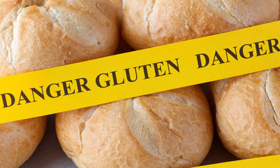 Yellow paper with the words Danger gluten on buns