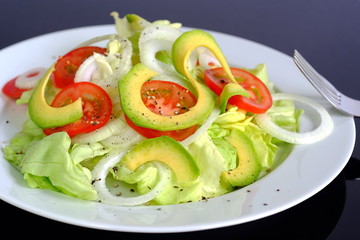 Salat mit Tomaten und Avocadostreifen