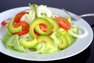 Salat mit Tomaten und Avocadostreifen