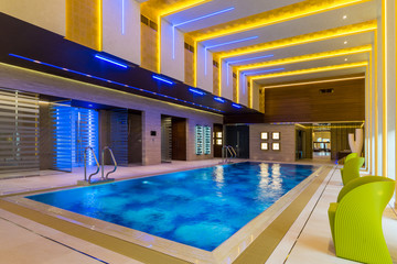 Obraz na płótnie Canvas Interior swimming pool in luxury hotel spa center