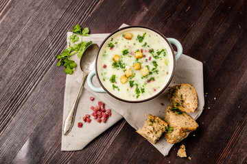Kartoffelsuppe mit Schinken und Brot
