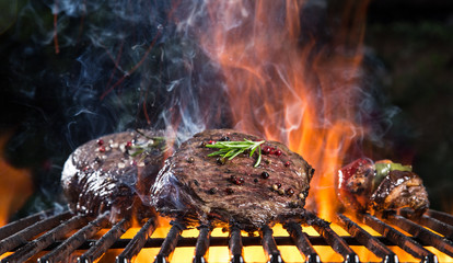 Steak de boeuf grillé sur le gril.