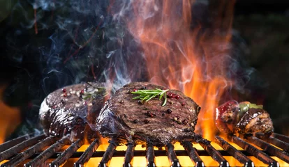 Zelfklevend Fotobehang Gegrilde biefstuk op de grill. © Lukas Gojda