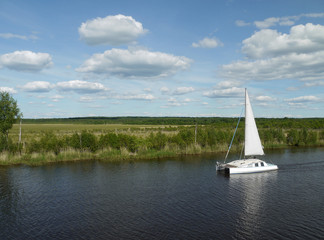 Segelboot auf dem Wolga-Ostsee-Kanal