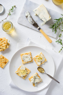 Crackers with gorgonzola and herb and white wine jelly