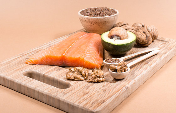 Sources of omega 3 fatty acids: flaxseeds, avocado, salmon and walnuts