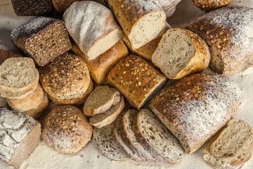 Kompozycja piekarnicza - chleby pełnoziarniste, obsypane mąką, jasne i ciemne