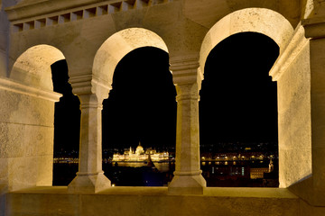 Fototapeta premium Parliament through the arch of Fishermen's Bastion in Budapest,