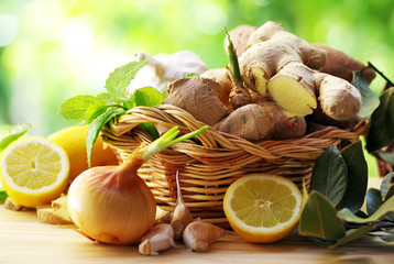 Gengibre in basket and spices