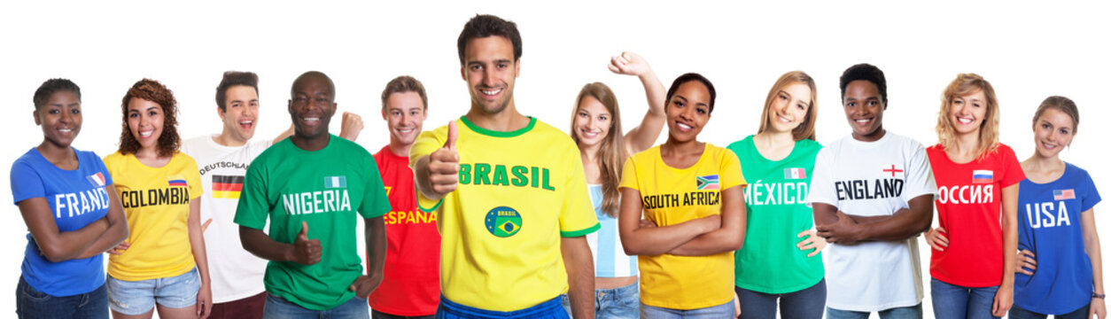 Brasilianischer Fan zeigt Daumen mit vielen anderen Fans