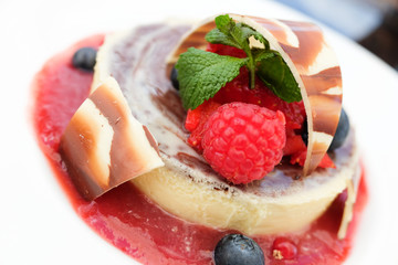 cheesecake with berries