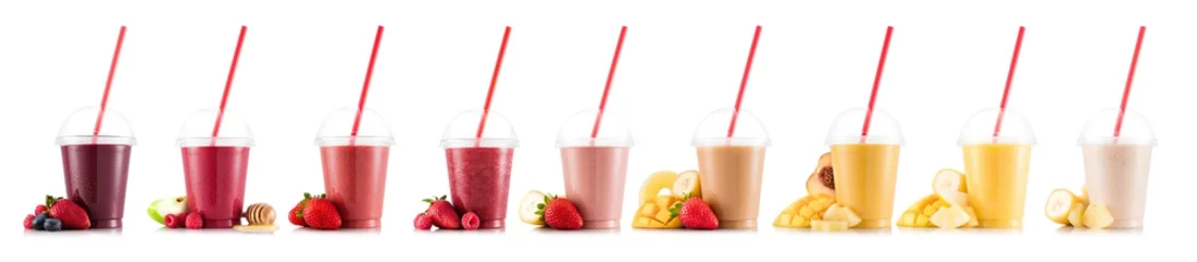 Papier Peint photo Lavable Milk-shake Neuf smoothies multifruits isolés sur blanc, dans une tasse en plastique avec des fruits