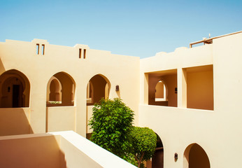 Naklejka premium Arabic style yard of the house with white walls and clear blue sky