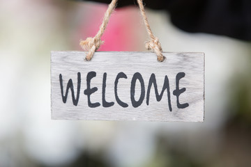 wooden welcome sign - 113458559