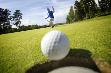 Abwaschbare Fototapete Golf Ball rollt ins Loch