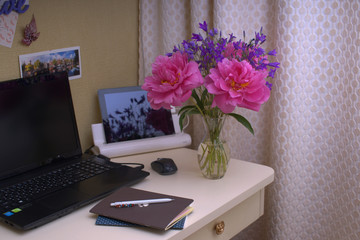 Букет цветов на рабочем столе
