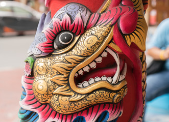 Obraz premium Dragon statue on pillar at chinese temple 