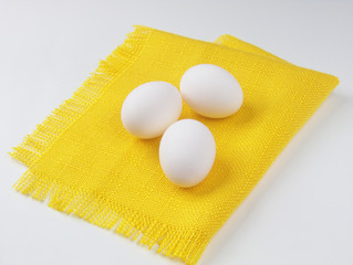 drei Eier auf der Serviette