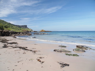 Plage le long de la route c&ocirc;ti&egrave;re de la Chauss&eacute;e des G&eacute;ants . Irlande du Nord.