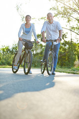 Paar Senioren beim Radfahren im Sommer