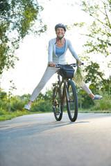 Seniorin hat Spaß beim Fahrrad fahren