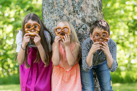 Drei Kinder machen Faxen beim Picknick im Park