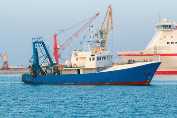 Naklejka premium Seiner fishing in the bay.