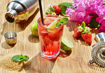 Cocktail mit Erdbeeren und Limette