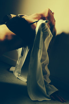 femme sexy en lingerie sous chemise d'homme