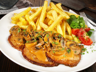 Jägerschnitzel mit Pommes Frites