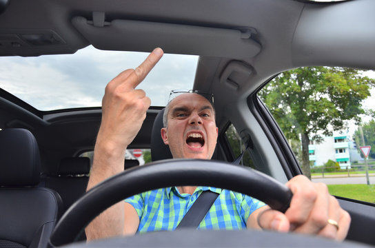 Mann f&auml;hrt Auto