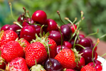 Obraz na płótnie Canvas fresh sweet strawberry and cherry in the bowl