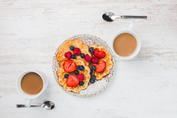 Schön gedeckter Tisch mit frischen Waffeln und Kaffee