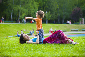Fototapeta na wymiar Mom plays with child.