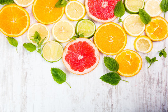 Querschnittene Zitrusfr&uuml;chte 