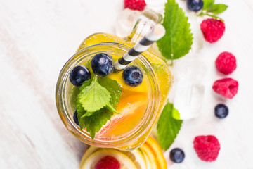 Limonade mit querschnittene Zitrusfrüchte 