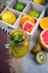 Limonade mit querschnittene Zitrusfrüchte 
