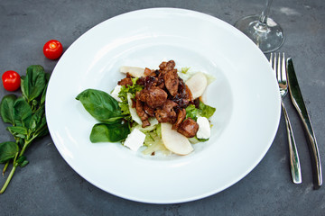 Salad of chicken liver with pears and feta cheese