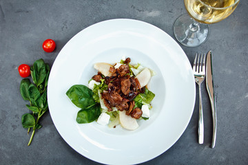 Salad of chicken liver with pears and feta cheese