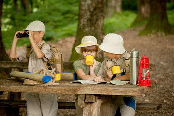 summer camps,scout children read map