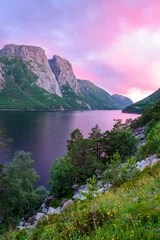Photo sur Plexiglas Violet pâle Coucher de soleil rose sur le lac Tysdalsvatnet, Norvège
