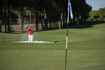 Obraz premium golfer hitting a sand bunker shot