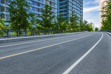 Naklejka premium clean road with modern glass buildings background