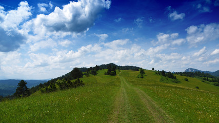Mountains Pieniny in Slovakia and Poland © luzkovyvagon.cz