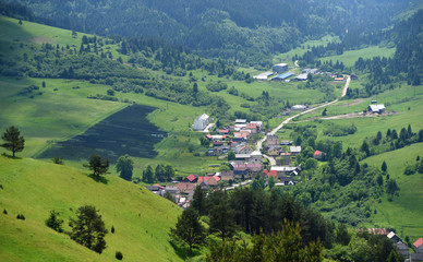 Mountains Pieniny in Slovakia and Poland © luzkovyvagon.cz