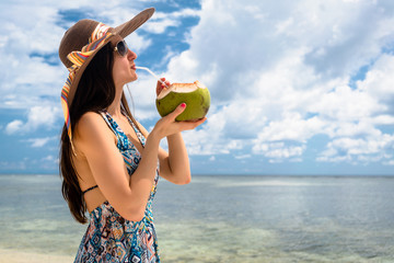 Touristin am Meer trinkt Kokosmilch auf Reise im Urlaub
