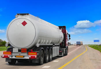 Obraz na płótnie Canvas Tanker with chrome tanker on the highway.