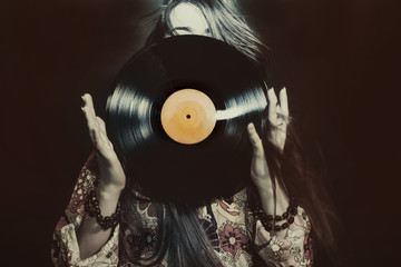 Girl holding a vinyl record - 113484904